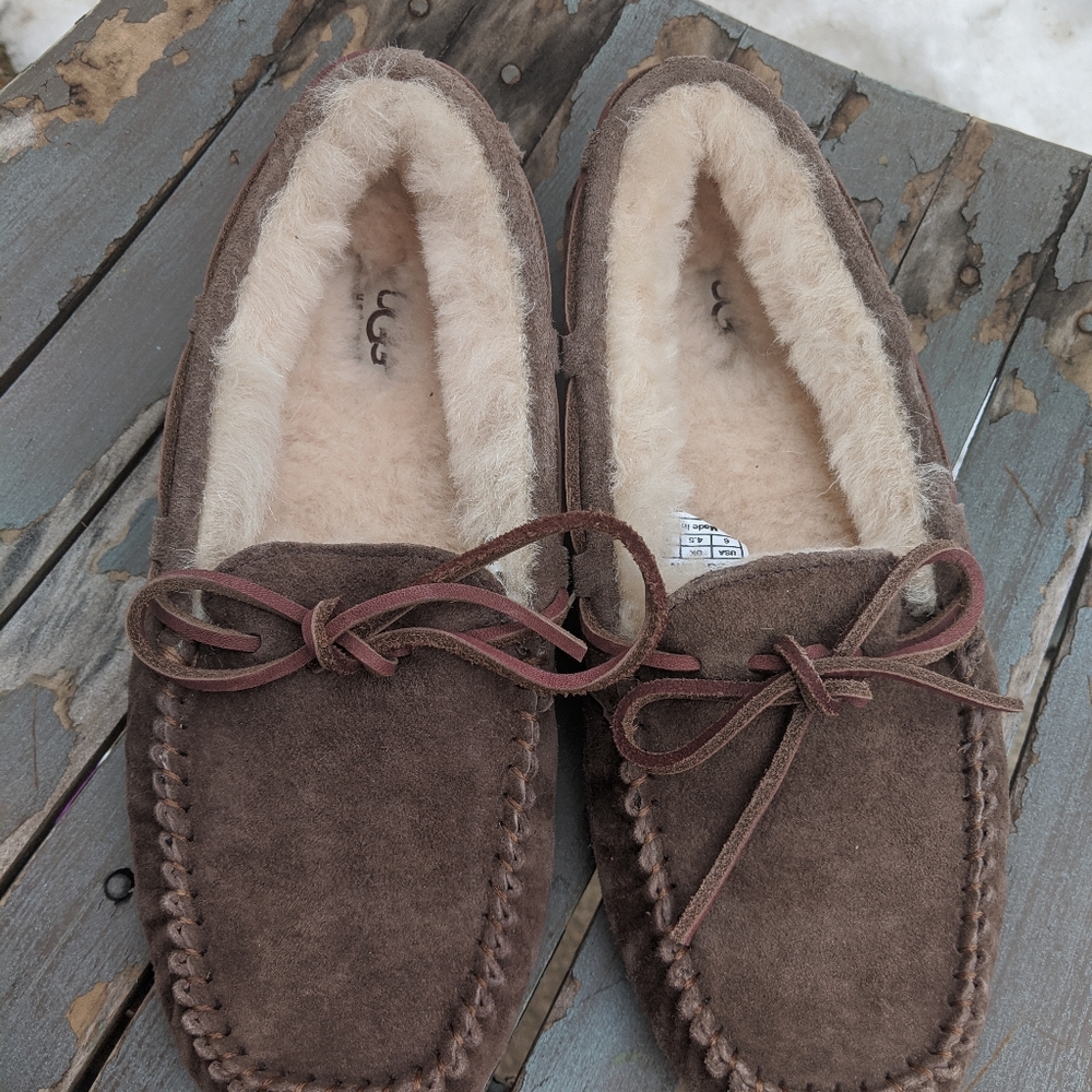 NWOT Women's Brown Leather Ugg Slippers Size 6M